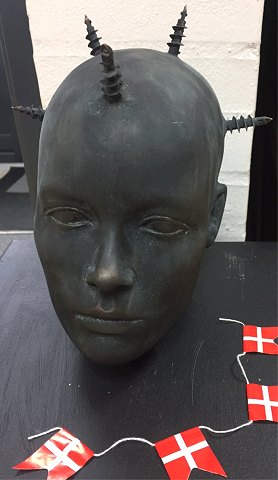 "Hovedværk" Den fantastiske kunstner har denne gang lavet bronze skulptur, 
værker kan ses på Youtube Henrik Busk Andersen.